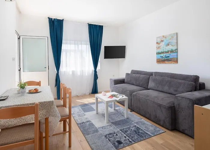 Near Central Beach With Free Parking Apartment *