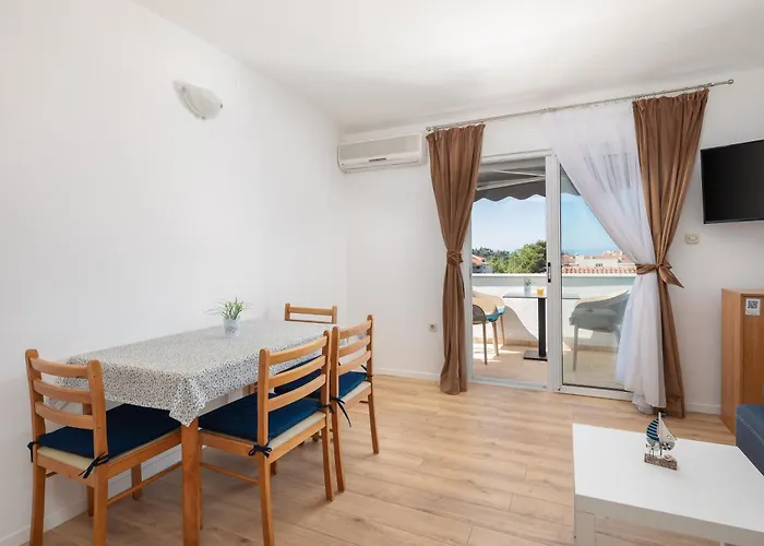 Near Central Beach With Free Parking דירה מאקרסקה