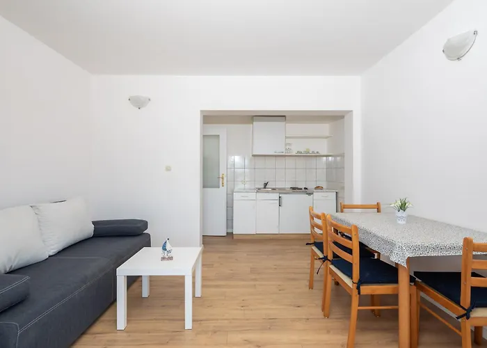 Near Central Beach With Free Parking