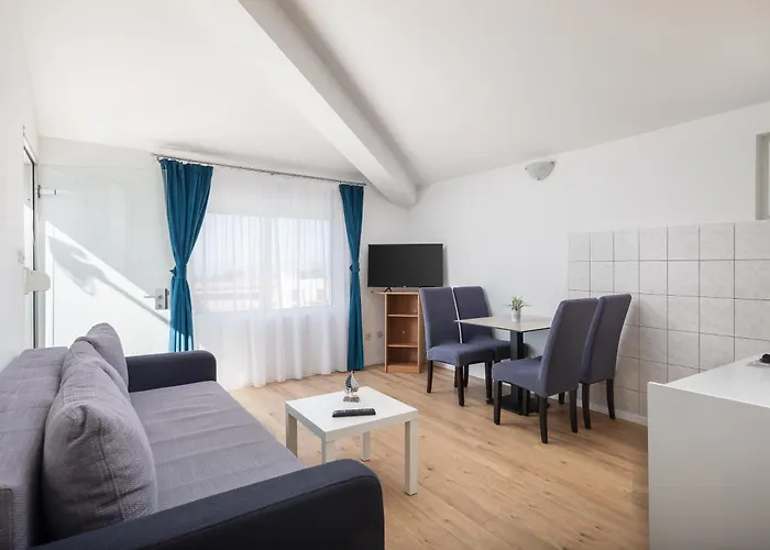 Near Central Beach With Free Parking *