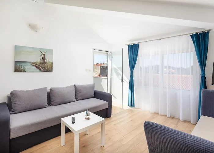 Near Central Beach With Free Parking מאקרסקה