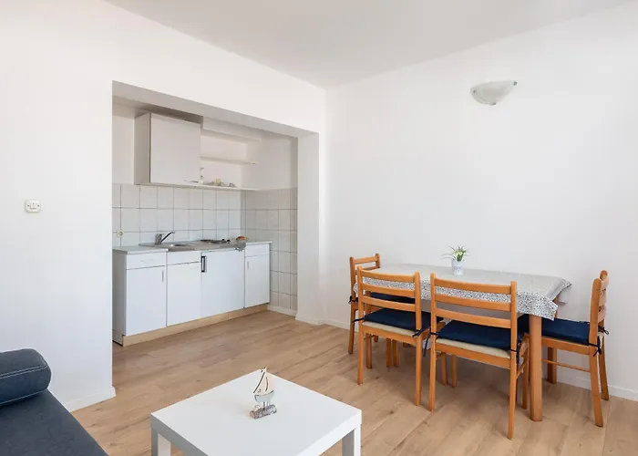 Near Central Beach With Free Parking