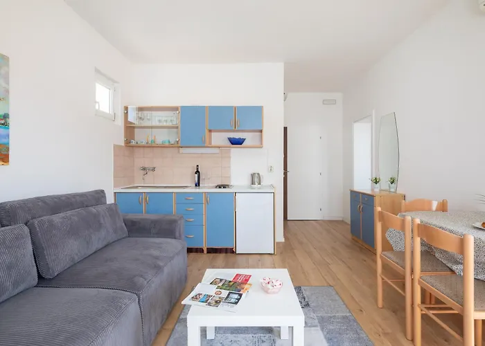 Near Central Beach With Free Parking דירה