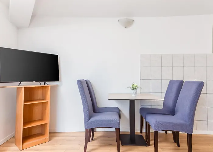 Near Central Beach With Free Parking *