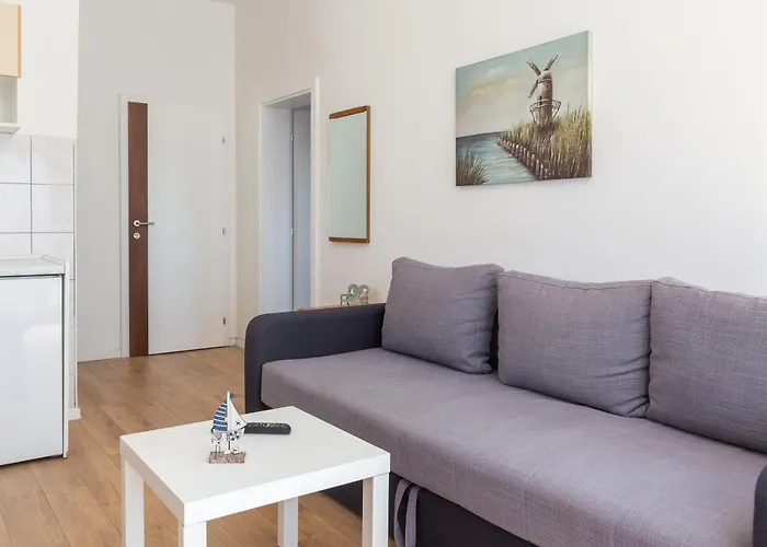 Near Central Beach With Free Parking דירה