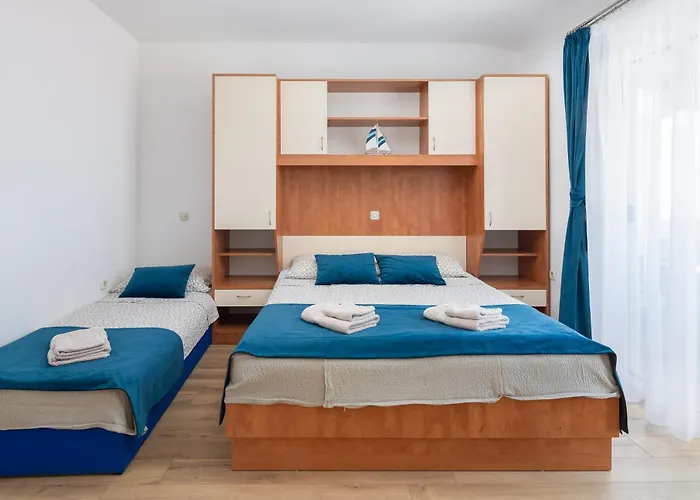 Near Central Beach With Free Parking Apartment