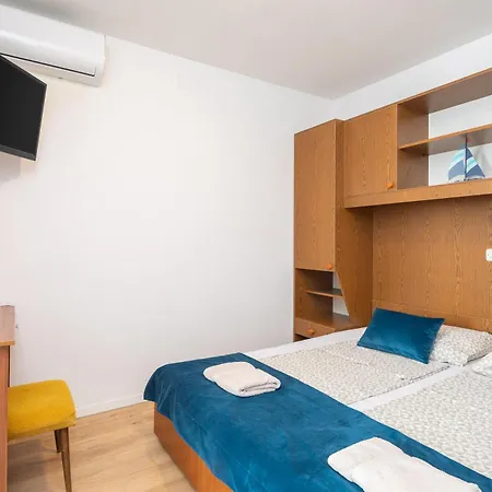 Near Central Beach With Free Parking Μακάρσκα