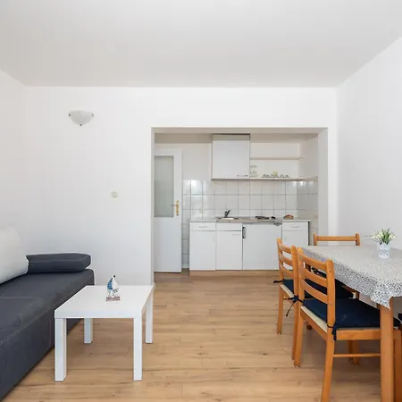 Near Central Beach With Free Parking