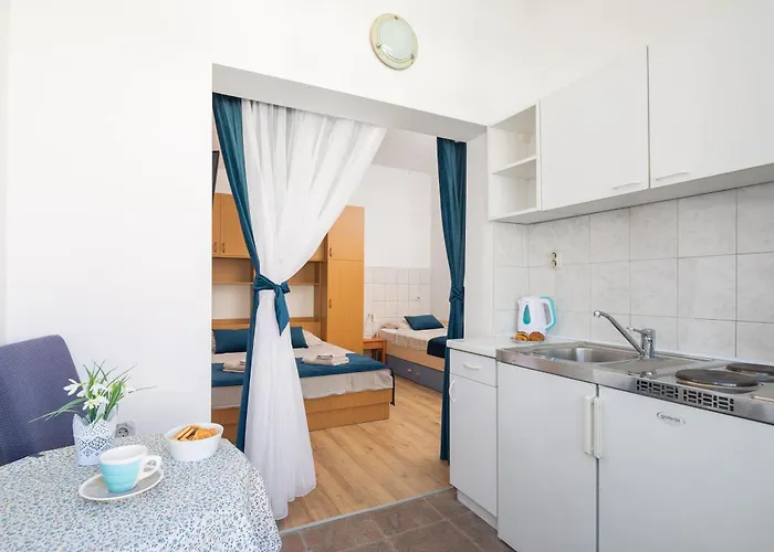 Near Central Beach With Free Parking *