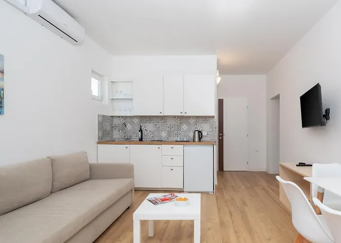 Near Central Beach With Free Parking * 马卡尔斯卡