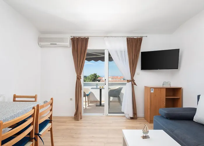 Near Central Beach With Free Parking * 马卡尔斯卡