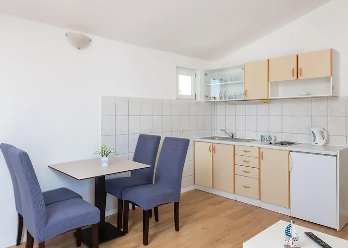 Near Central Beach With Free Parking * 马卡尔斯卡